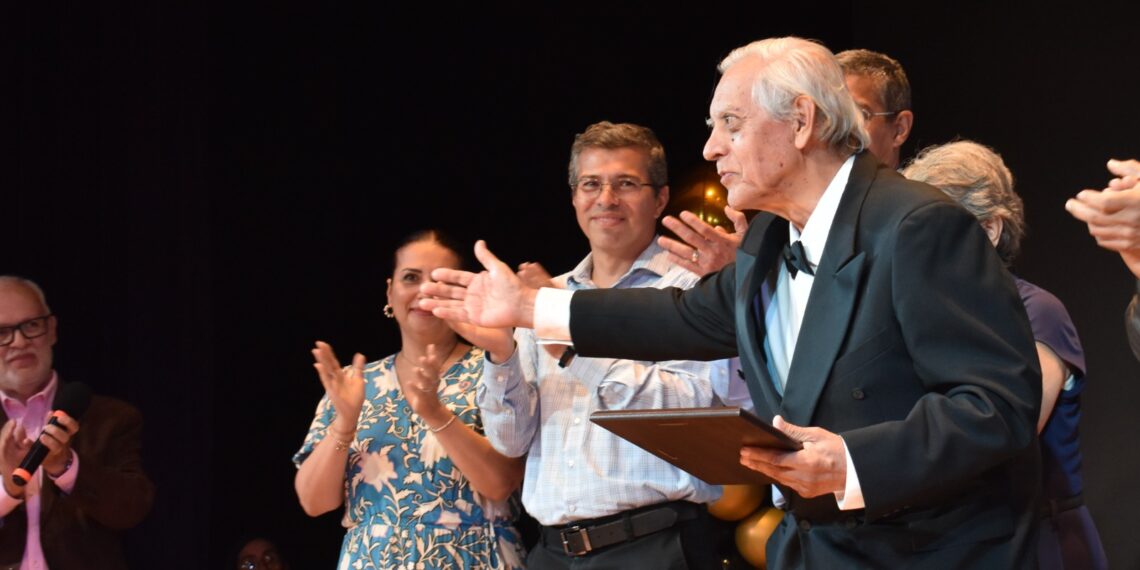 Homenaje al maestro Carlos Paredes: una velada de gratitud y música viva