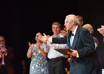 Homenaje al maestro Carlos Paredes: una velada de gratitud y música viva