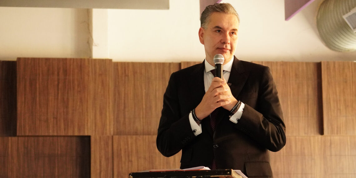 Waldo Fernández llama a jóvenes a ser buenos mexicanos en graduación