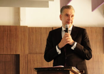 Waldo Fernández llama a jóvenes a ser buenos mexicanos en graduación