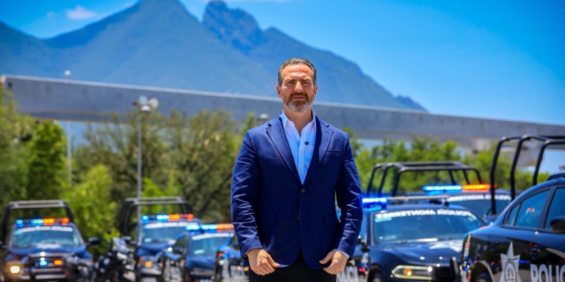 Adrián de la Garza anuncia aumento salarial y Plan de Vida para policías de Monterrey