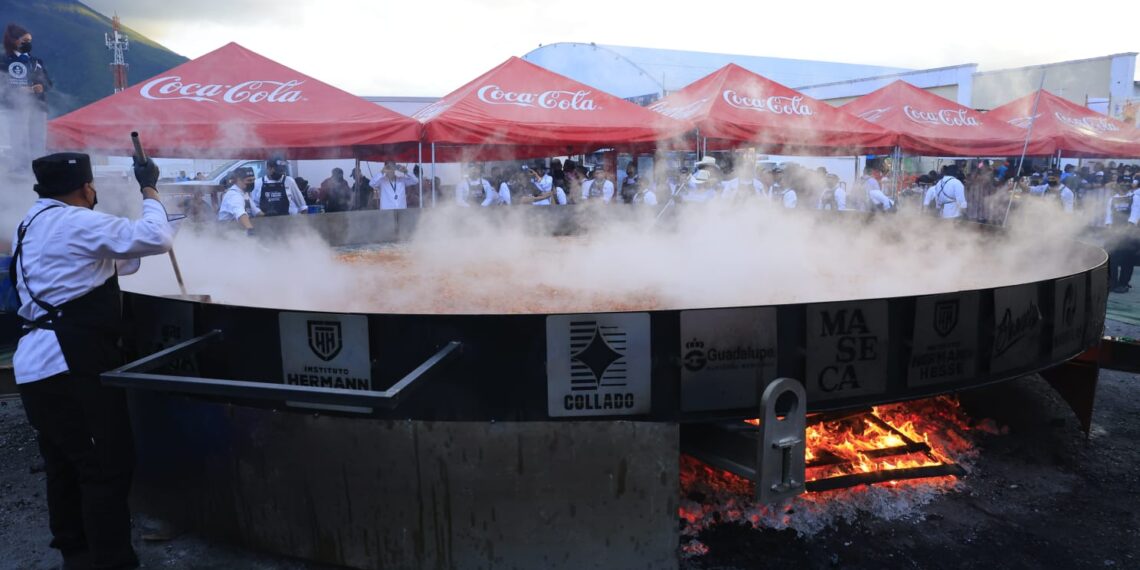 Guadalupe rompe tres récords Guinness con la Discada más grande del mundo