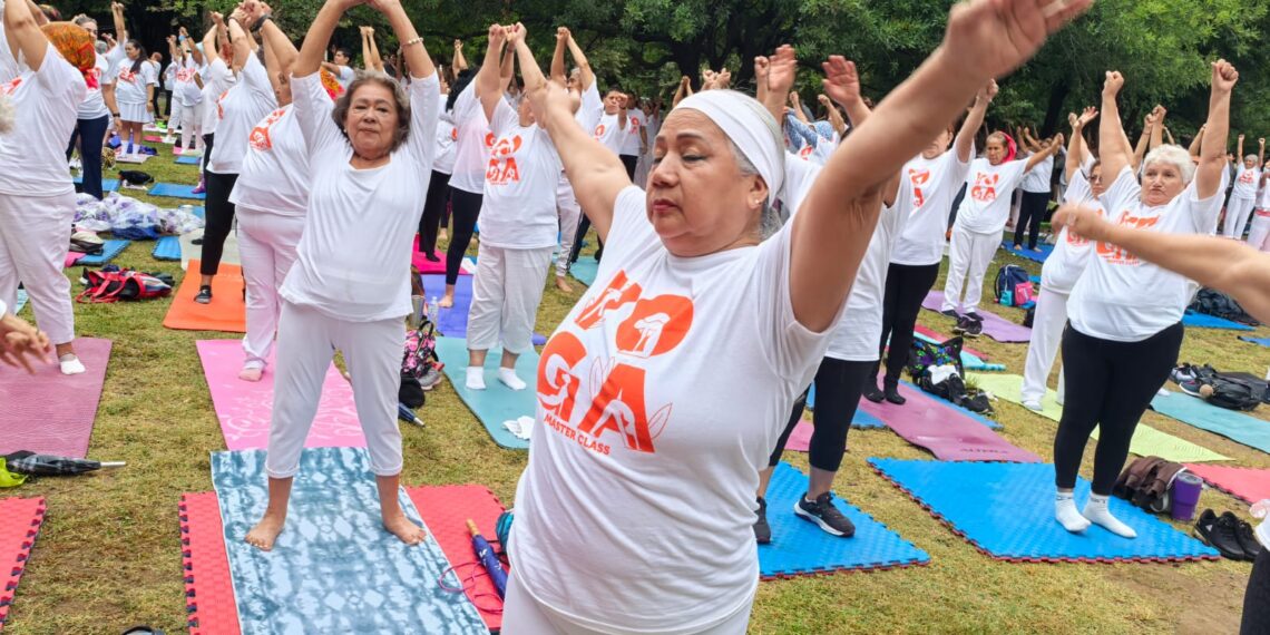Guadalupe celebra el Día Internacional del Yoga con clase masiva al aire libre