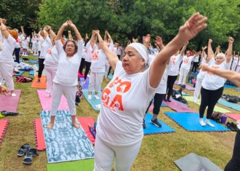 Guadalupe celebra el Día Internacional del Yoga con clase masiva al aire libre