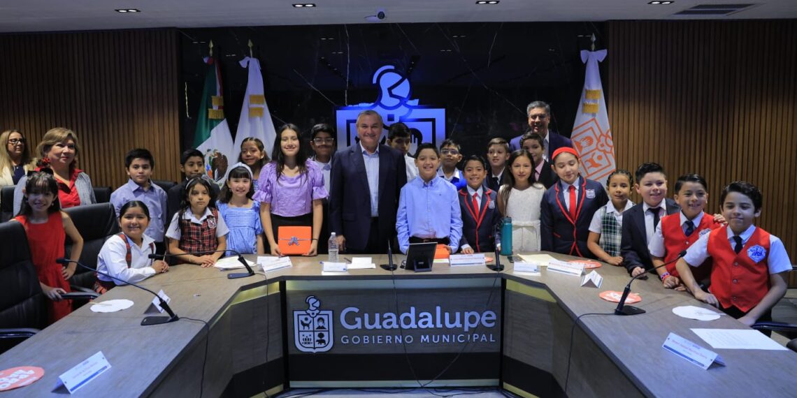 Empresarios reconocen a Javier Navarro por certeza a inversiones en NL