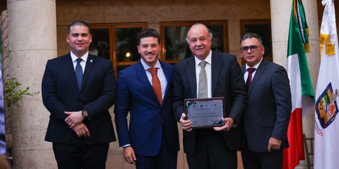 Reconocen trayectoria de Javier Navarro