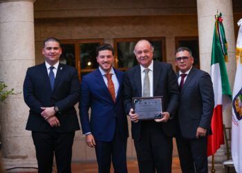 Reconocen trayectoria de Javier Navarro