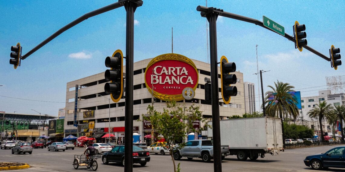 Icónico logo de Carta Blanca se despide del centro de Monterrey