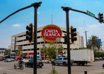 Icónico logo de Carta Blanca se despide del centro de Monterrey