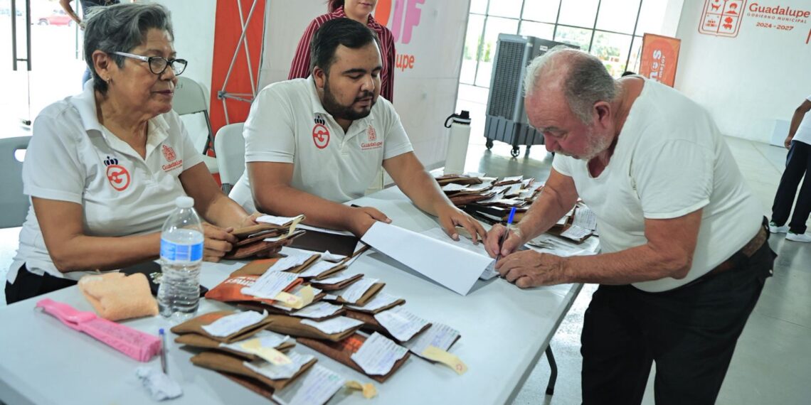 DIF Guadalupe entrega 100 pares de lentes