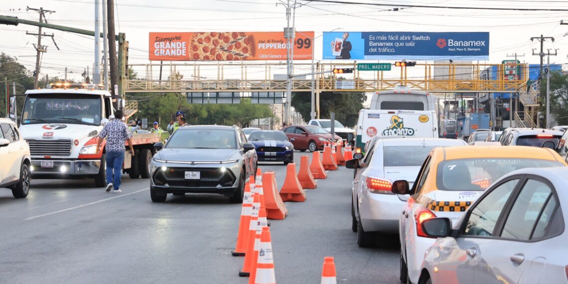 Monterrey ajusta carril reversible emergente en Morones Prieto
