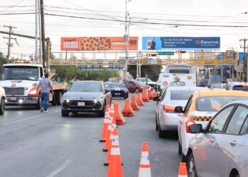 Monterrey ajusta carril reversible emergente en Morones Prieto
