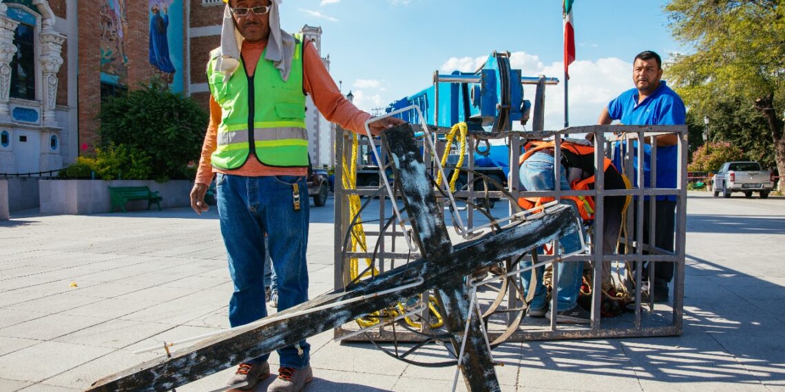 Retiran cruz de la Parroquia Nuestra Señora de Guadalupe por riesgo estructural