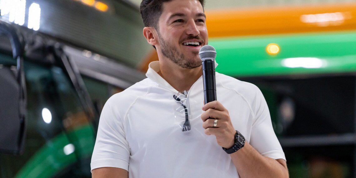 Gobernador supervisa producción de camiones Volvo-Marcopolo en Nuevo León