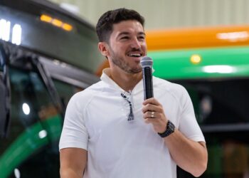 Gobernador supervisa producción de camiones Volvo-Marcopolo en Nuevo León
