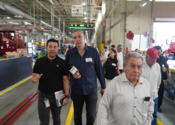 Waldo Fernández visita planta de International Motors en Escobedo