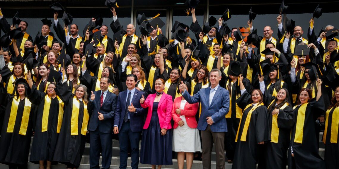 Funcionarios estatales se gradúan en Maestría y Técnico Superior