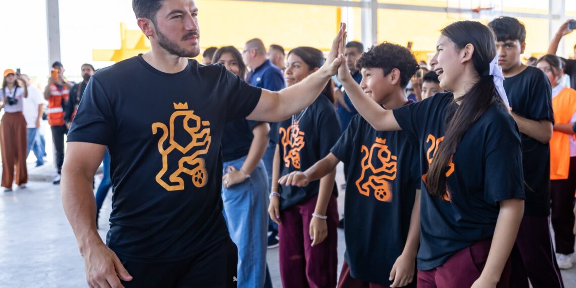 Gobernador inaugura cancha en Salinas Victoria