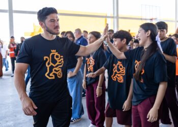 Gobernador inaugura cancha en Salinas Victoria