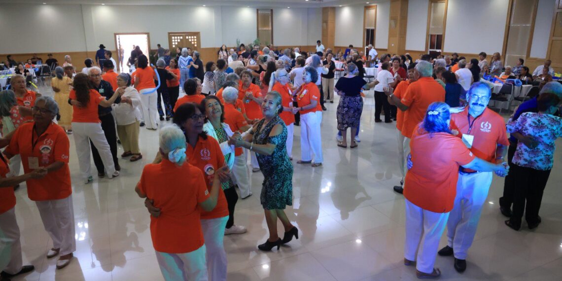 DIF Nuevo León celebra a más de 400 adultos mayores en su mes