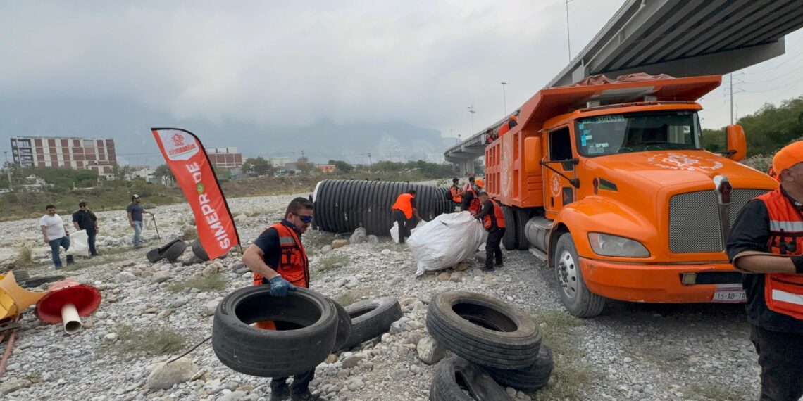 Retiran más de 11 toneladas de residuos del Río Santa Catarina