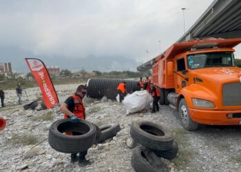 Retiran más de 11 toneladas de residuos del Río Santa Catarina