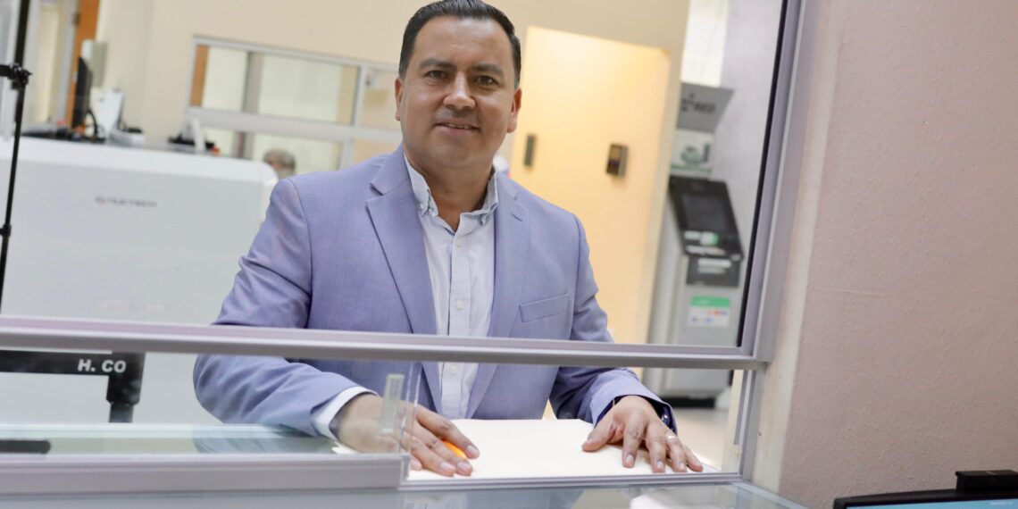 José Manuel Valdez busca garantizar educación a adultas mayores