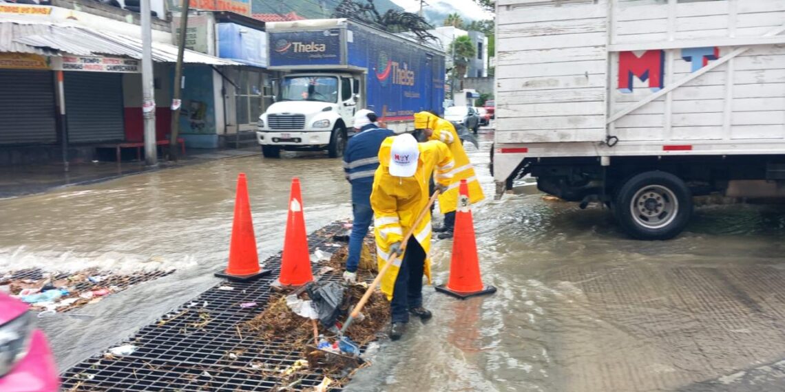 Monterrey refuerza limpieza de pluviales y cierre preventivo de avenidas por lluvias