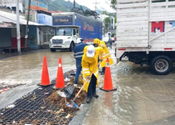 Monterrey refuerza limpieza de pluviales y cierre preventivo de avenidas por lluvias