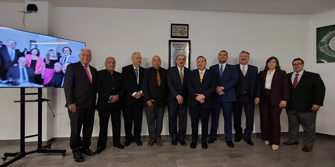 Colegio de Abogados de NL celebra 200 años con develación de placa conmemorativa