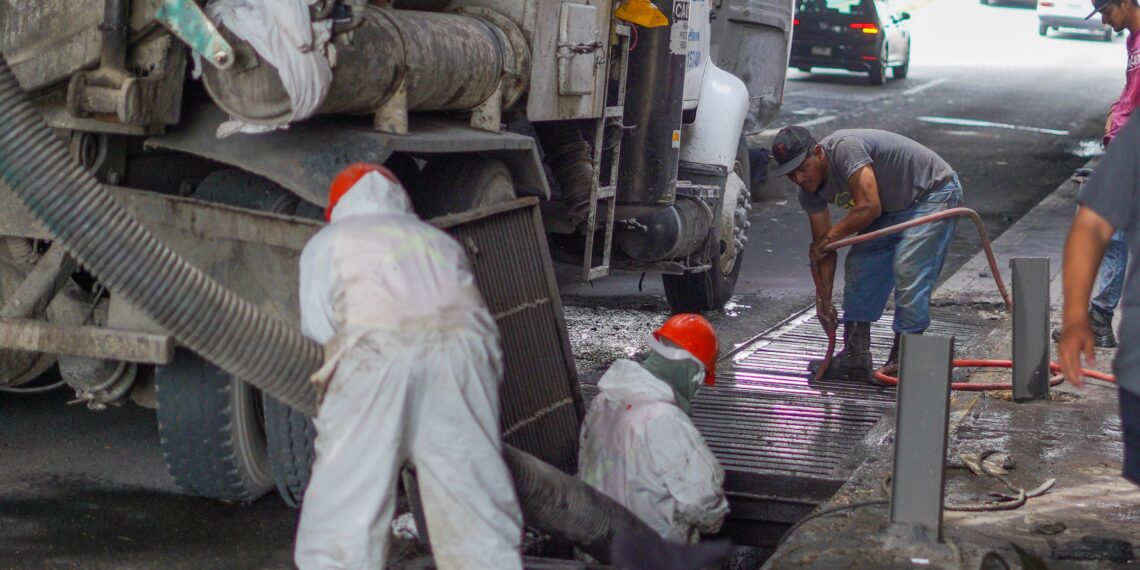 Monterrey limpia más de 2 mil rejillas pluviales para prevenir inundaciones