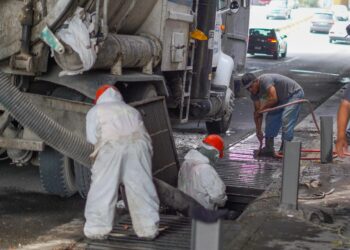 Monterrey limpia más de 2 mil rejillas pluviales para prevenir inundaciones