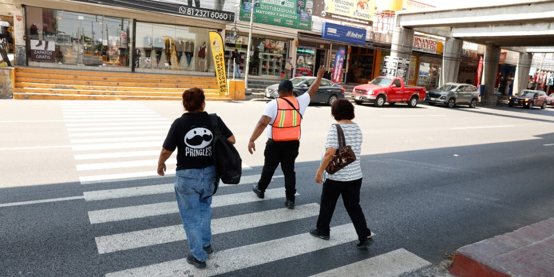 Agilizan tránsito vehicular en Guadalupe con apoyo de auxiliares viales