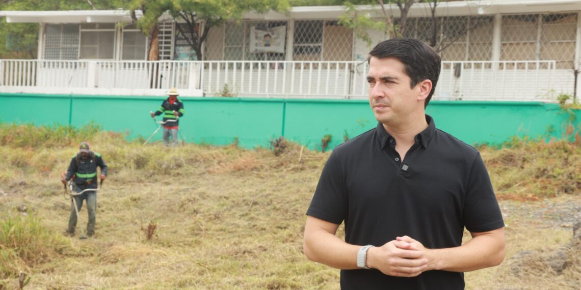 Monterrey arranca operativo de limpieza en escuelas previo al regreso a clases