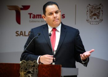 Denuncian a Cabeza de Vaca por presuntas irregularidades en contratos de Salud