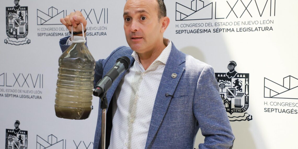 Carlos de la Fuente exige acciones ante contaminación de aguas negras en Pesquería