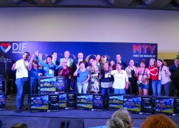 Adultos Mayores celebran con música y alegría en el evento “Regios de Oro”