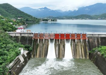 Samuel García supervisa apertura de compuertas en Presa La Boca