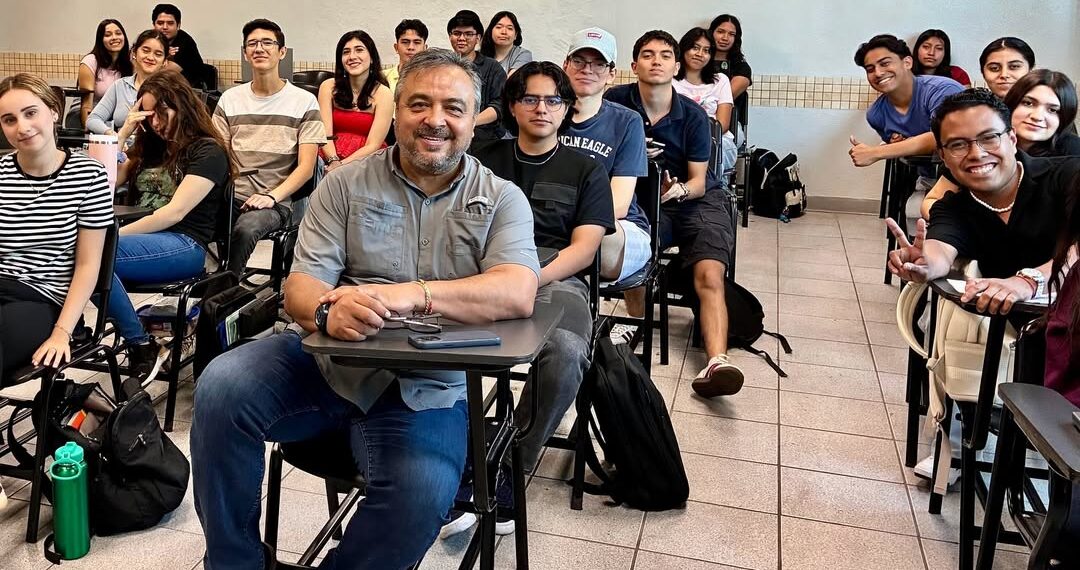 Víctor Pérez impulsa educación y apoyos sociales en Santa Catarina