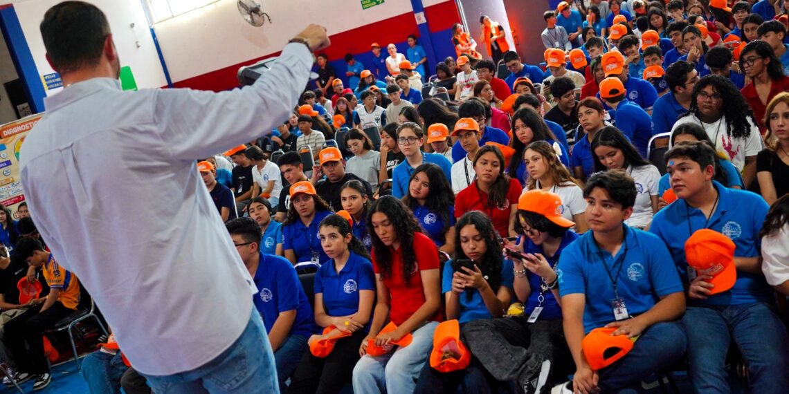 Alumnos de la UANL levantan la mano para convertirse en agentes de cambio
