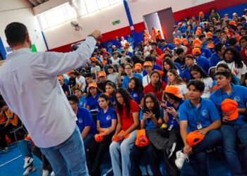 Alumnos de la UANL levantan la mano para convertirse en agentes de cambio