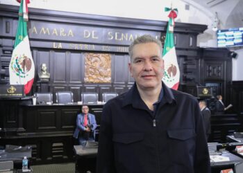Waldo Fernández urge soluciones a la crisis de transporte escolar en Nuevo León