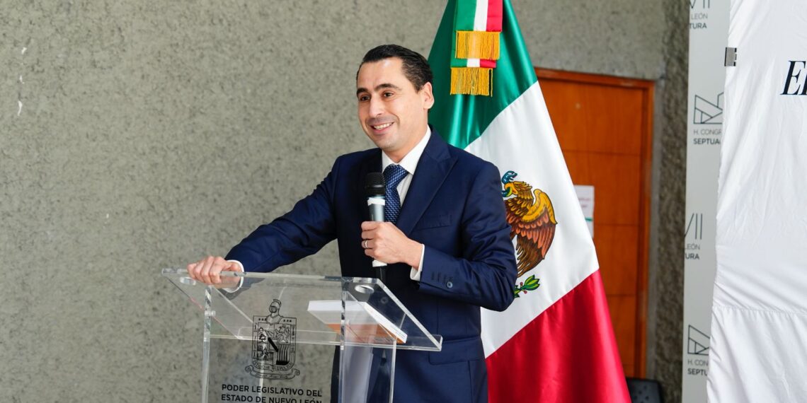 Luis Susarrey presenta libro sobre movilidad y derecho humano a la movilidad