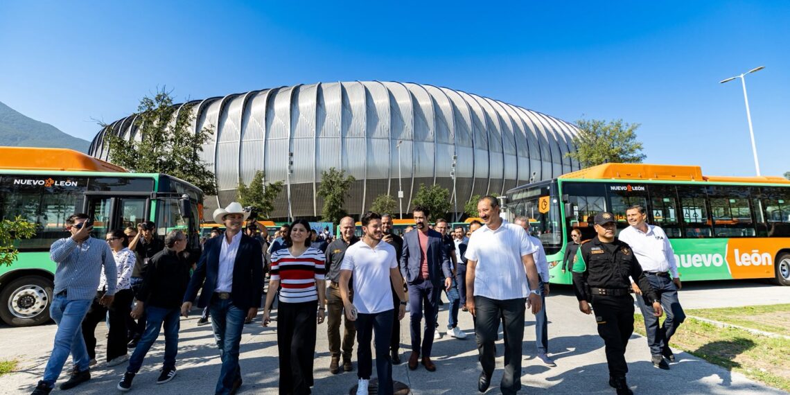 Samuel García entrega 140 nuevos camiones a Nuevo León