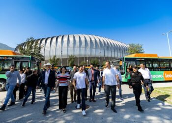 Samuel García entrega 140 nuevos camiones a Nuevo León