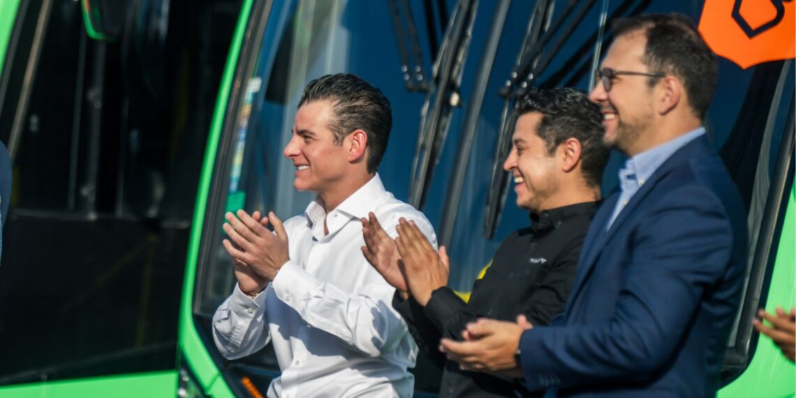 Miguel Flores destaca nueva entrega de camiones para Nuevo León
