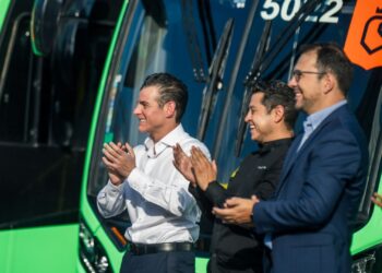 Miguel Flores destaca nueva entrega de camiones para Nuevo León