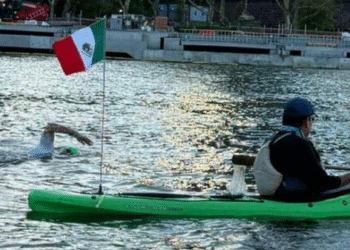 Regiomontano nada 49 kilómetros y hace historia en Nueva York