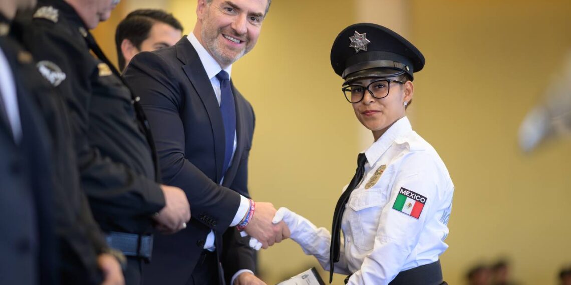 Monterrey otorga 37 ascensos a policías y tránsitos