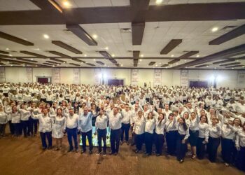 SNTE muestra fuerza en Nuevo León y exige más recursos para la educación